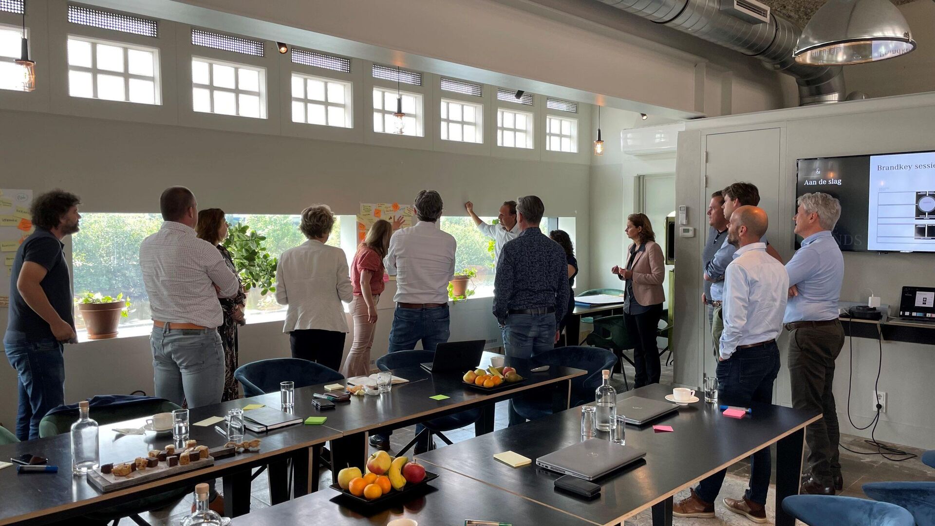 Arhur & Brent en andere partners uit ’the bigger office’ tijdens een sessie met een opdrachtgever