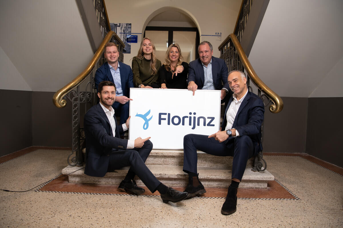 Een deel van het Florijnz team in de kenmerkende entree van het Grasso gebouw