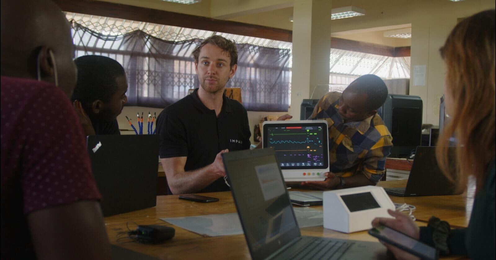 Een van de medewerkers van Goal 3 geeft uitleg over het Impala Monitoringssysteem.