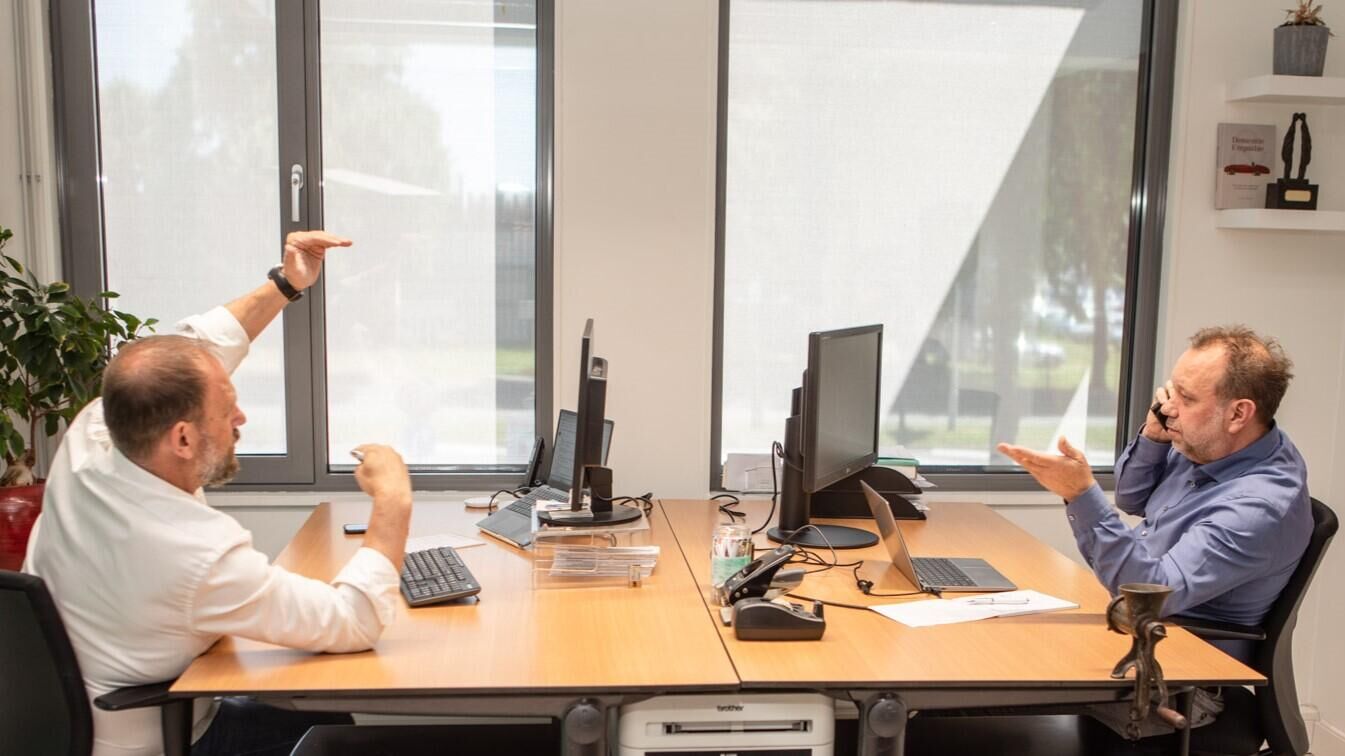 Marc in overleg samen met zijn collega en commercieel directeur Jeroen Krielaart.