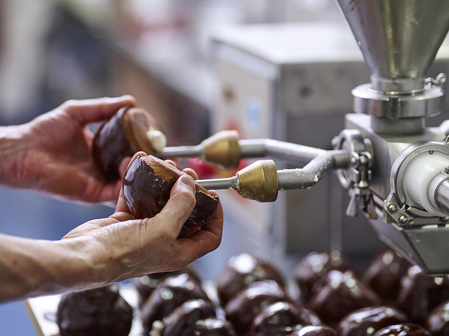 Uiteraard kan een kijkje achter de schermen bij Bossche Bollen maker Jan de Groot niet missen tussen de vele prachtige beelden van Ruud